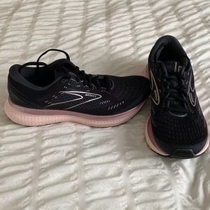NWOT Brooks Glycerin 19 running shoe, 9.5 wide